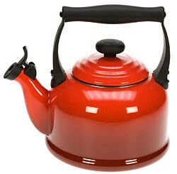 Le Creuset Tradition Fluitketel 2,1 Liter Staal Kersrood 1 Le Creuset Tradition Fluitketel 2,1 Liter Staal Kersrood